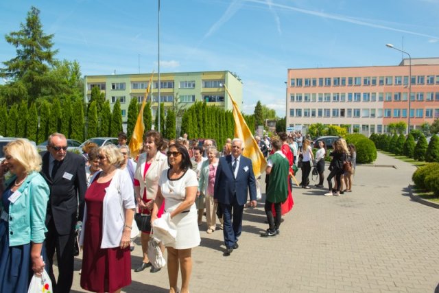 Przemarsz uczestników Jubileuszu Szkoły